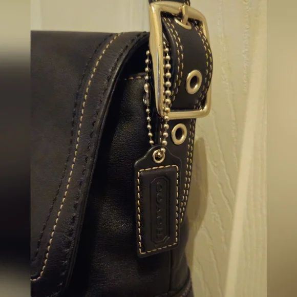 Coach Y2K Hampton Black Leather Crossbody/Shoulder Bag w/Buckle on Flap Closure - Picture 5 of 11